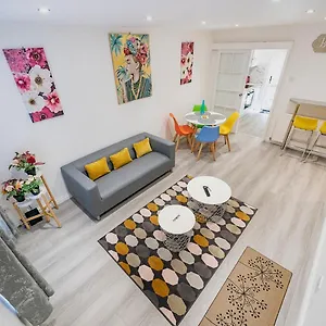 Pass The Keys - Bright & Airy 2br 2bath In Perfect Location Apartment